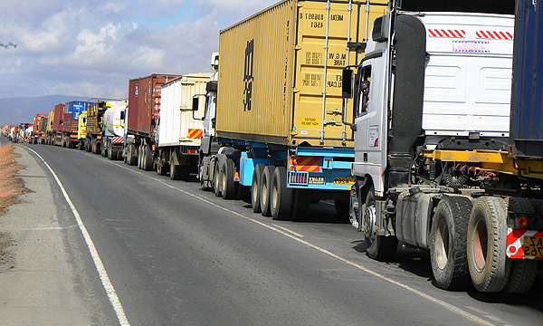 На узбекско-казахской границе выстроилась многокилометровая пробка