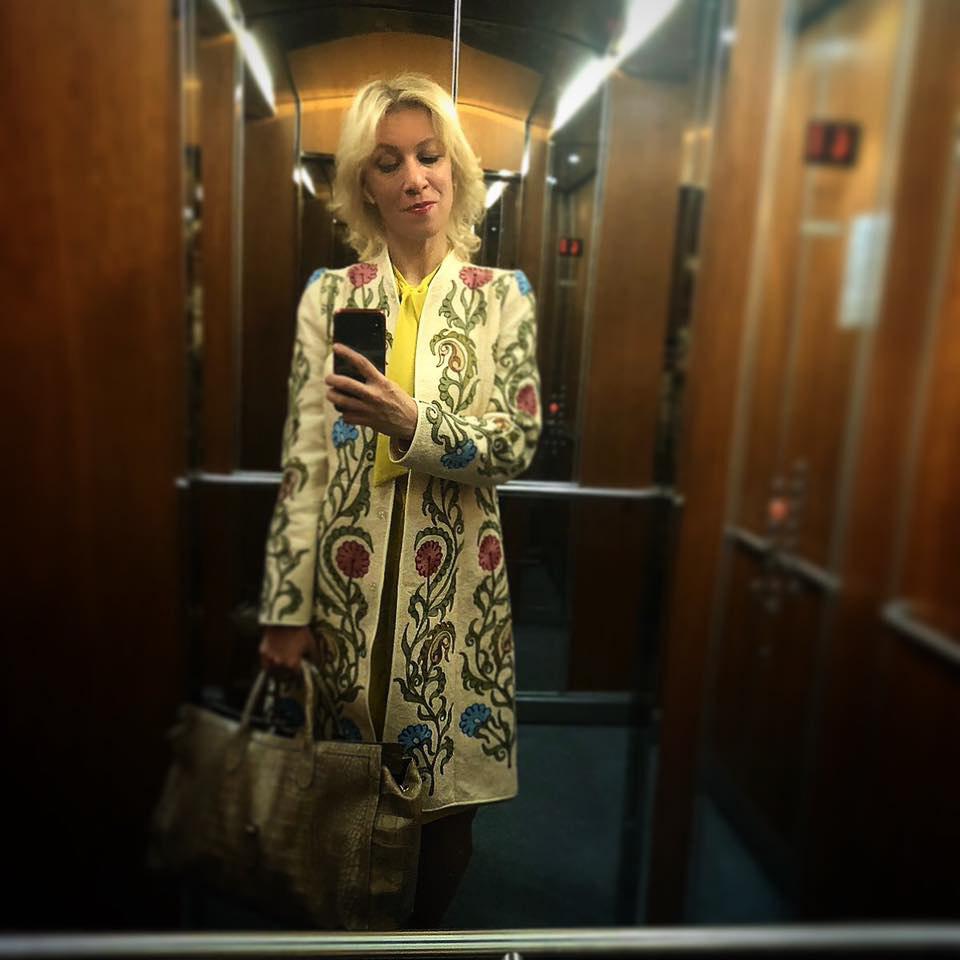 Представитель МИД России Мария Захарова сделала «лифтолук» в узбекском чапане