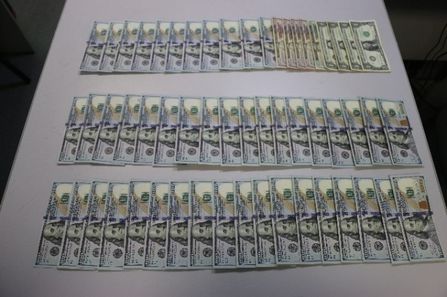 Наманганец пытался вывезти из Узбекистана сотни тысяч долларов и не смог