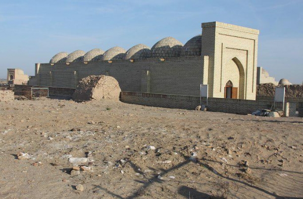 В Каракалпакстане власти пообещали отреставрировать старинный мавзолей, но снесли его