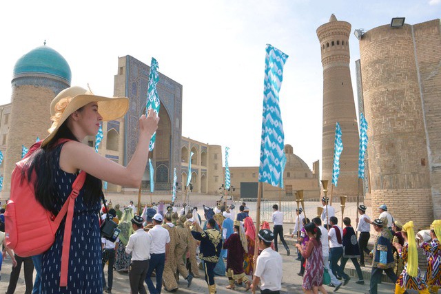 Внутренним туристам Узбекистана сделали скидку (прайс)