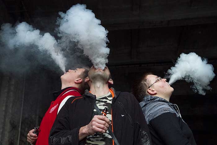 В Узбекистане захотели штрафовать за кальян и вейп на ТВ 