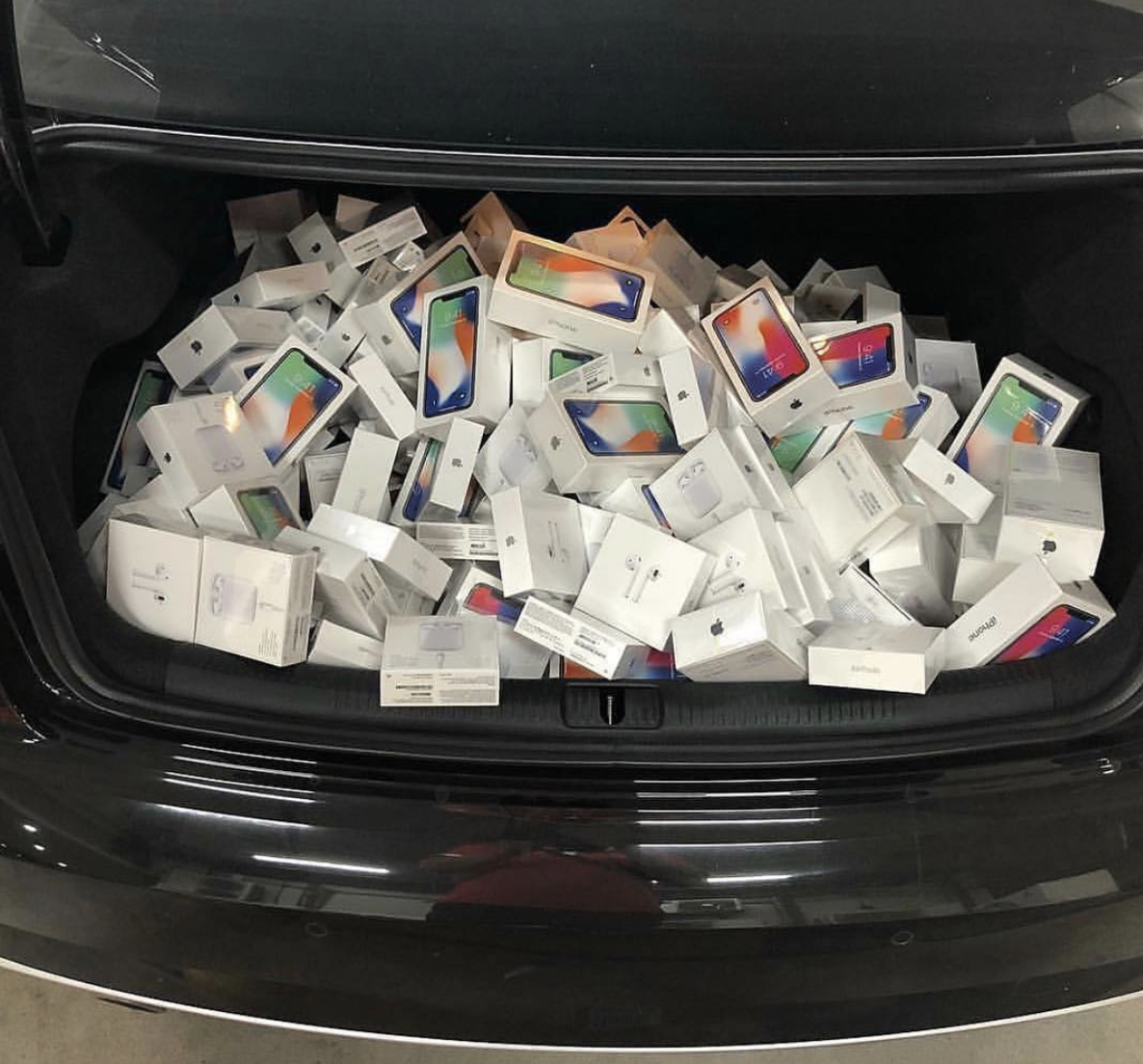 Налоговики изъяли тысячи серых смартфонов во время рейда по «Малике»