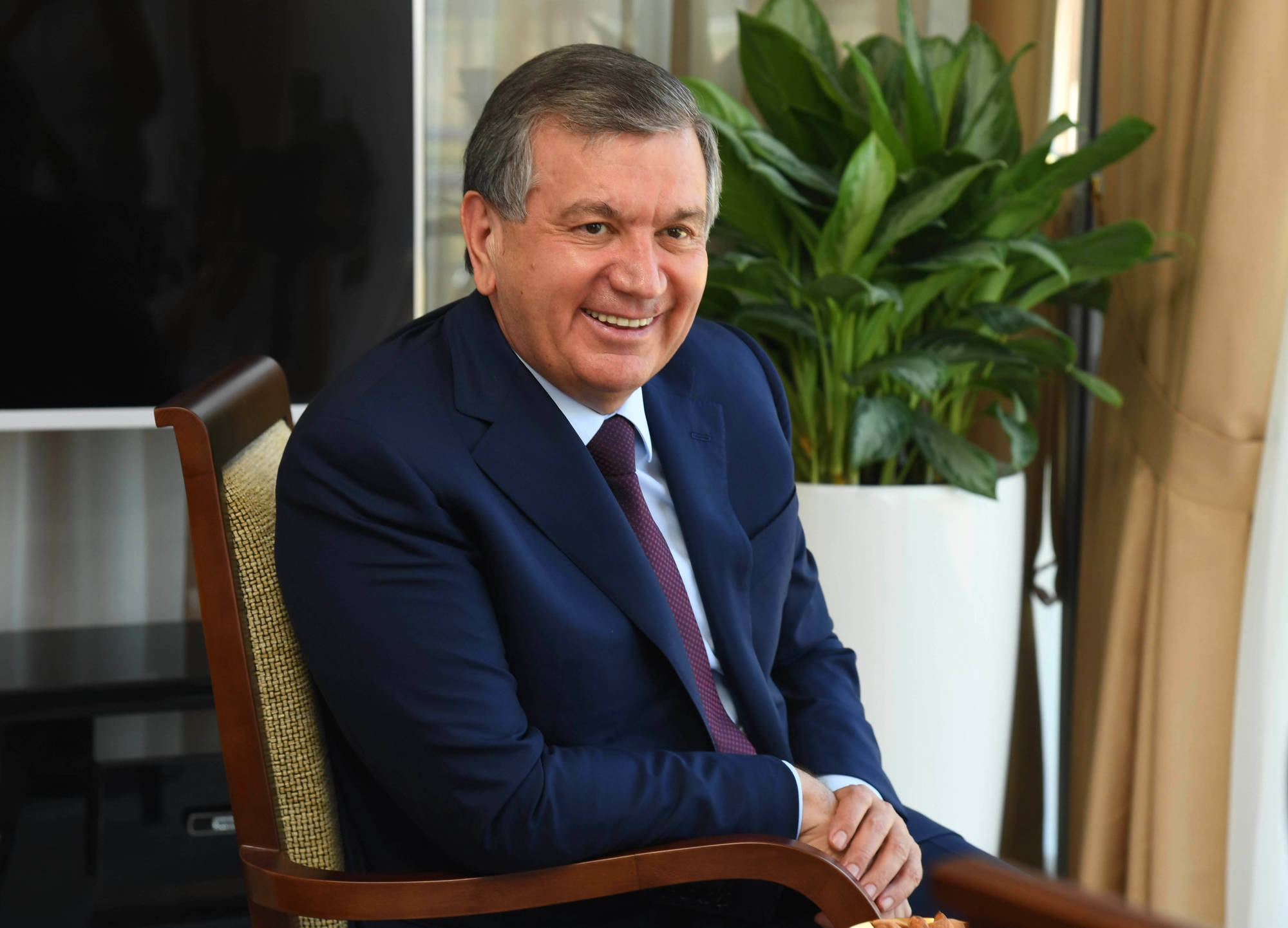 Президент зашел в кафе в Нукусе и подарил квартиру молодоженам 