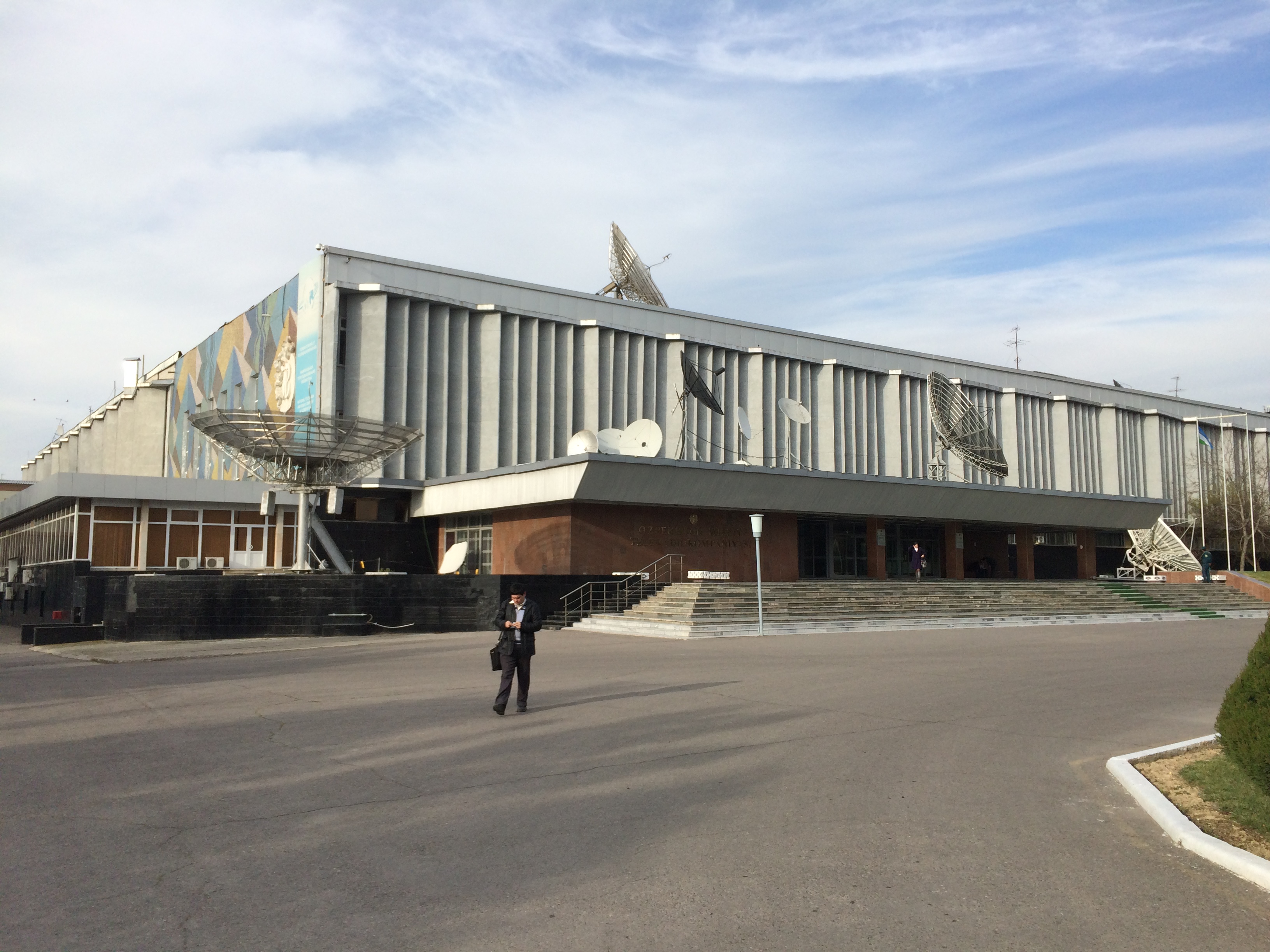 На узбекском телевидении заработал «магазин на диване»