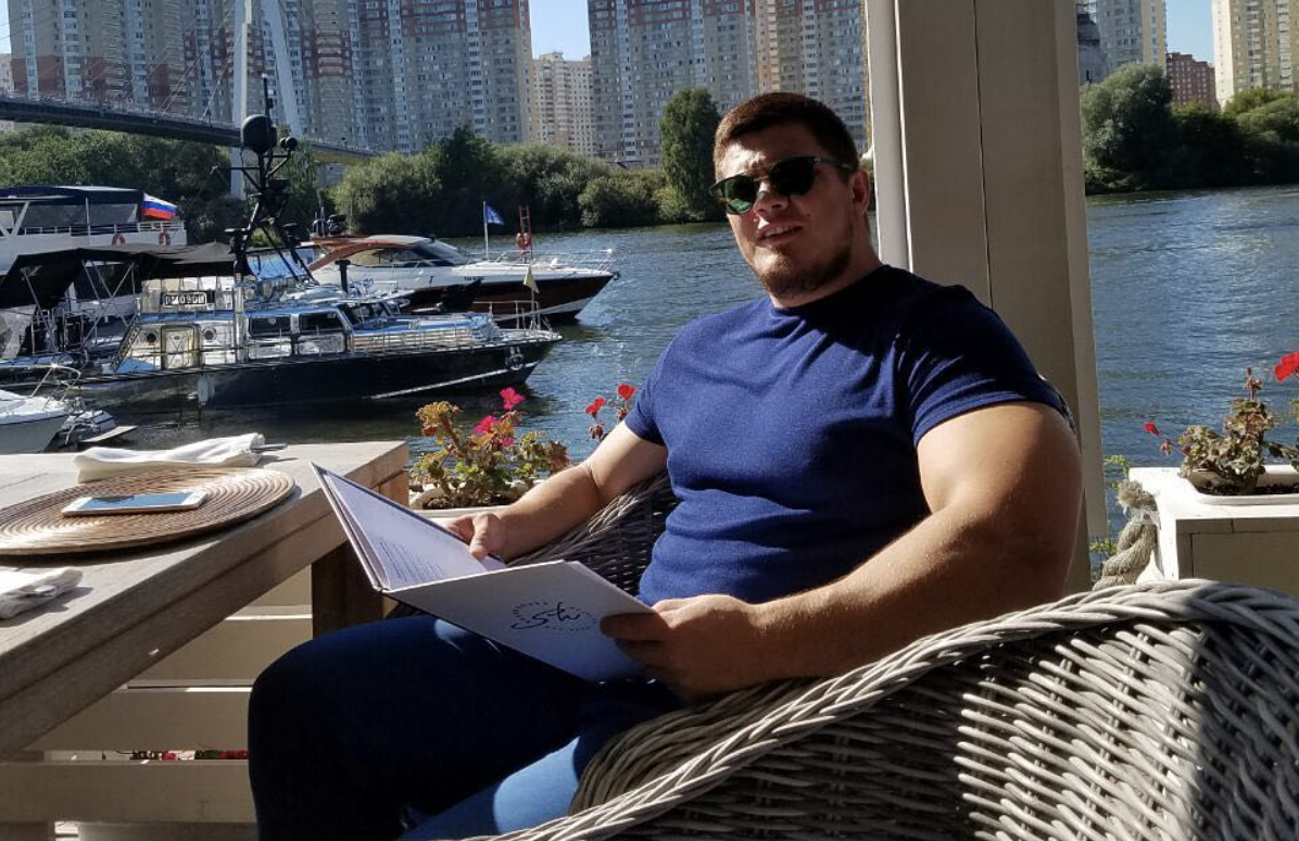 Мурода Хантураева увезли из больницы в сопровождении конвоя в масках (видео)