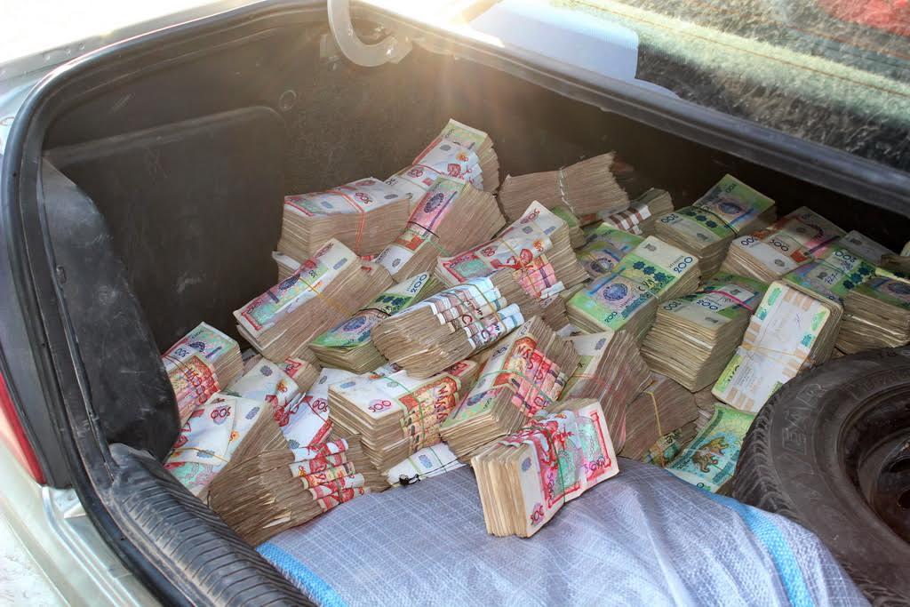 В Узбекистане разрешили пополнять карты купюрами через банкомат