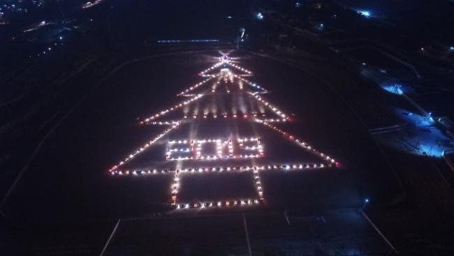 Наманганцы выстроили новогоднюю елку из сотни автомобилей