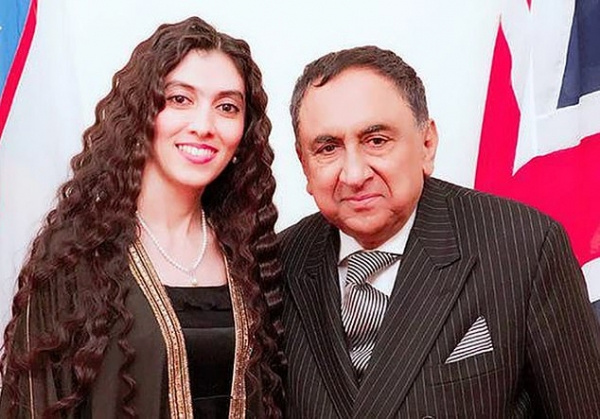 Британский лорд-миллионер женился на молодой официантке из Узбекистана