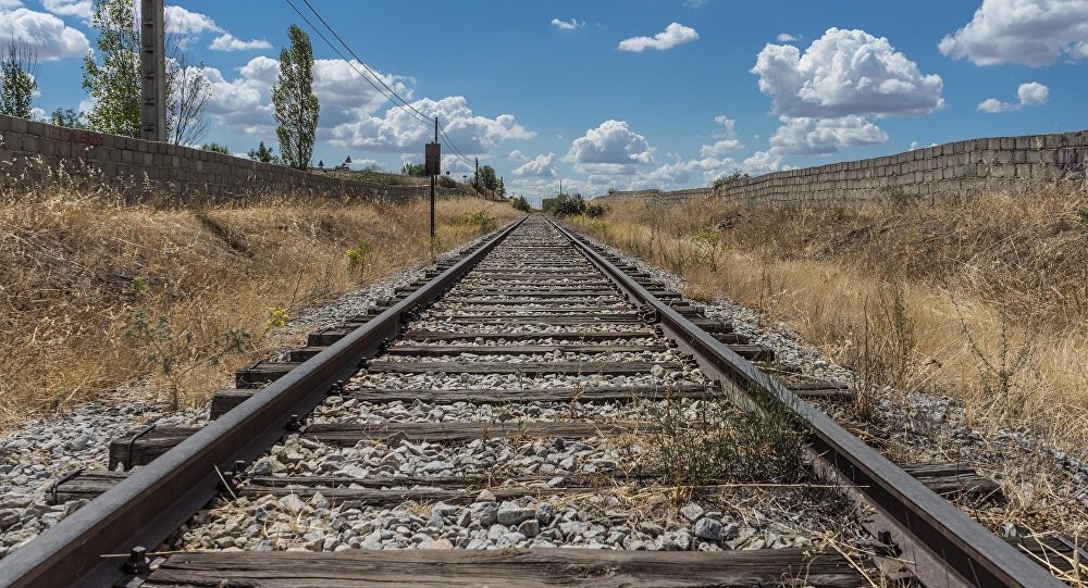 В Нукусе подросток прошелся по рельсам в наушниках и умер