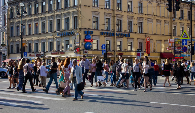 В Петербурге узбекистанку ограбили ножницами 