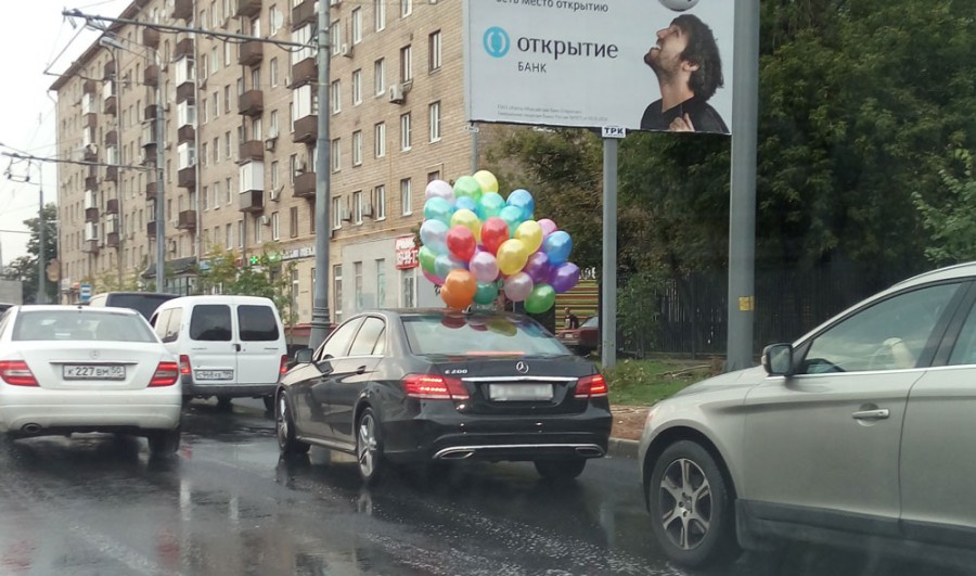 В Ташкенте трое парней обожгли лица, закурив в забитой воздушными шарами машине