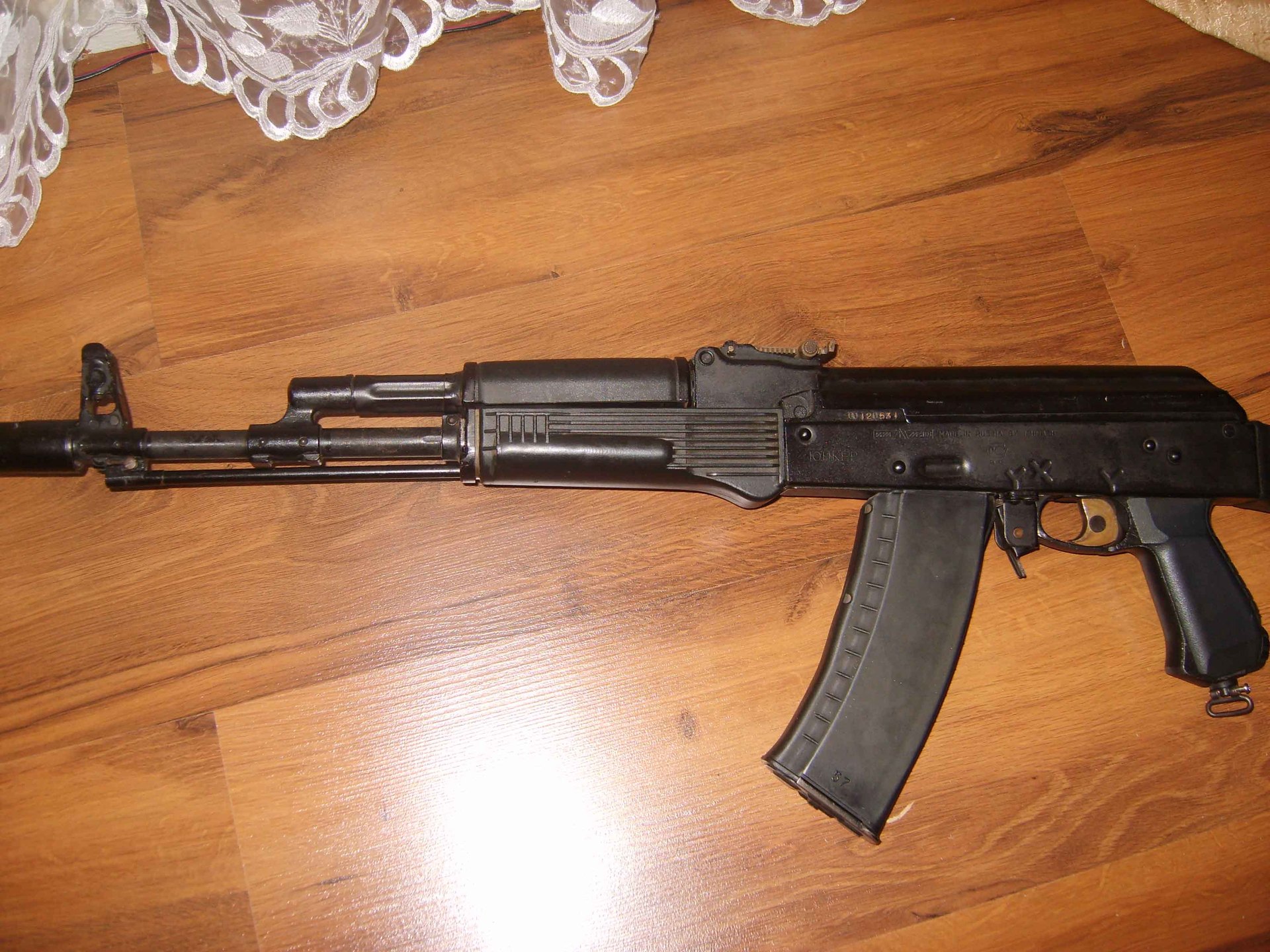 В Ташкенте школьник пришел на уроки с газовым автоматом и маской 