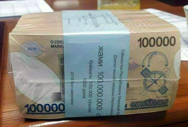 Узбекистанцы начали хвастаться «живыми» фото купюры в 100 000 сумов
