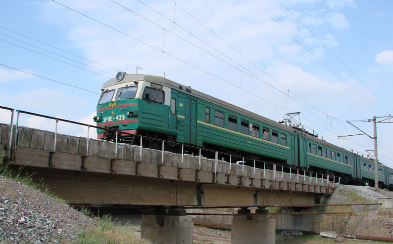 В Ташобласти мужчина случайно попал под поезд и скончался