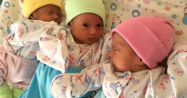 В Кашкадарье отец назвал тройняшек в честь президента и получил авто в подарок