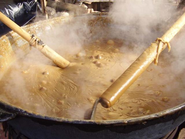 В Наманган привезли казан для рекордного сумаляка