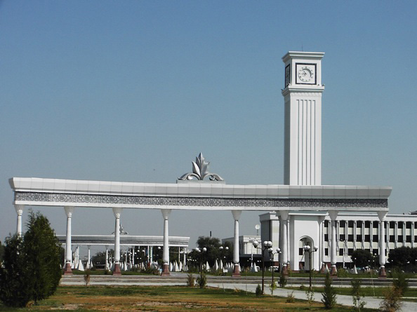 В Хорезме хоким отругал фермеров и запустил в них стулом (аудио)