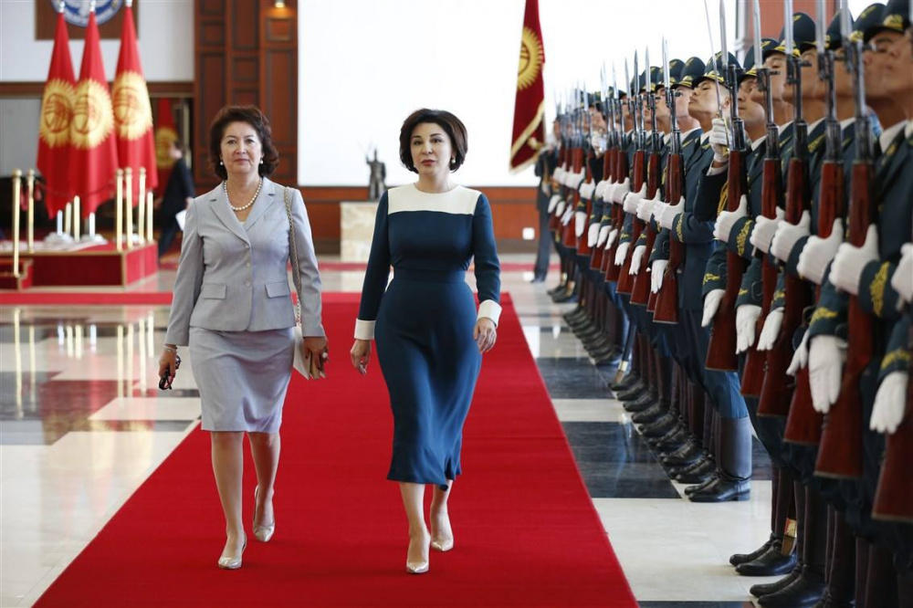 К первой леди в гости: Раиса Атамбаева прилетела в Ташкент 