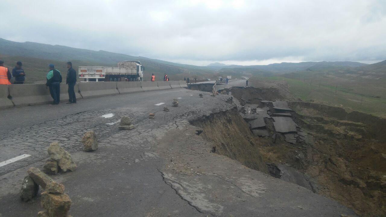 В Кашкадарье из-за дождей смыло дорогу