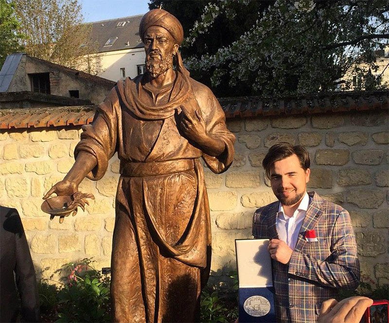 Бухара подарила памятник Авиценны Парижу 