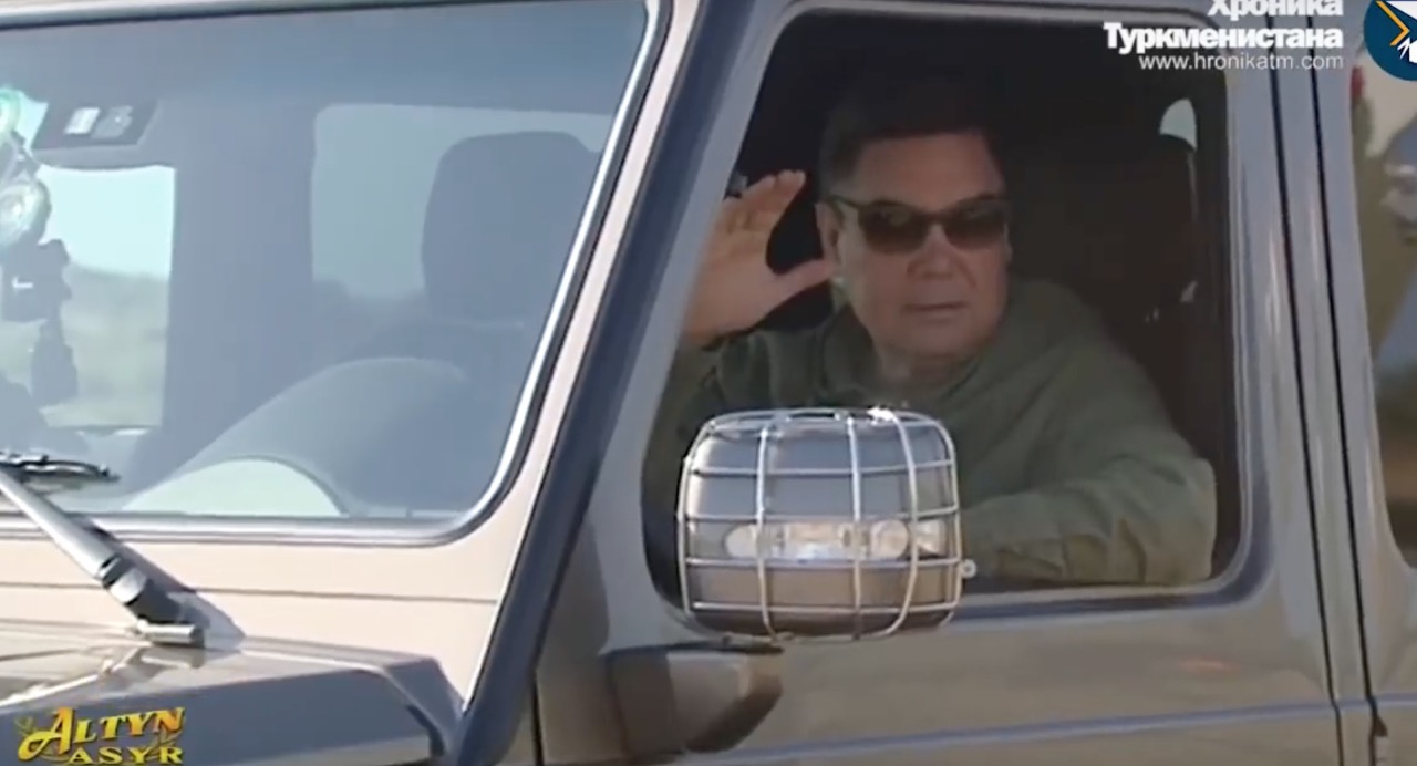 Президент Туркменистана провел заседание Совета безопасности в пустыне (видео)