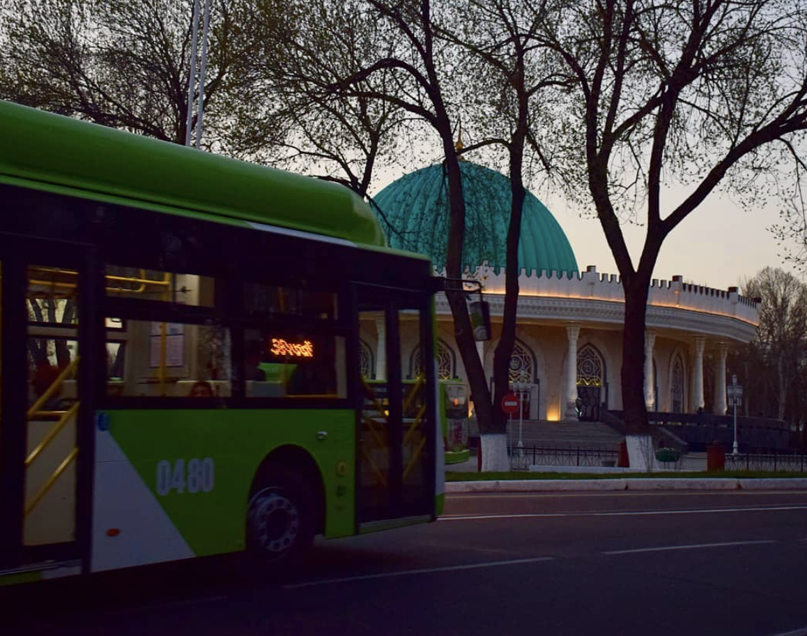 На Чиланзаре автобус насмерть задавил двух пешеходов на остановке