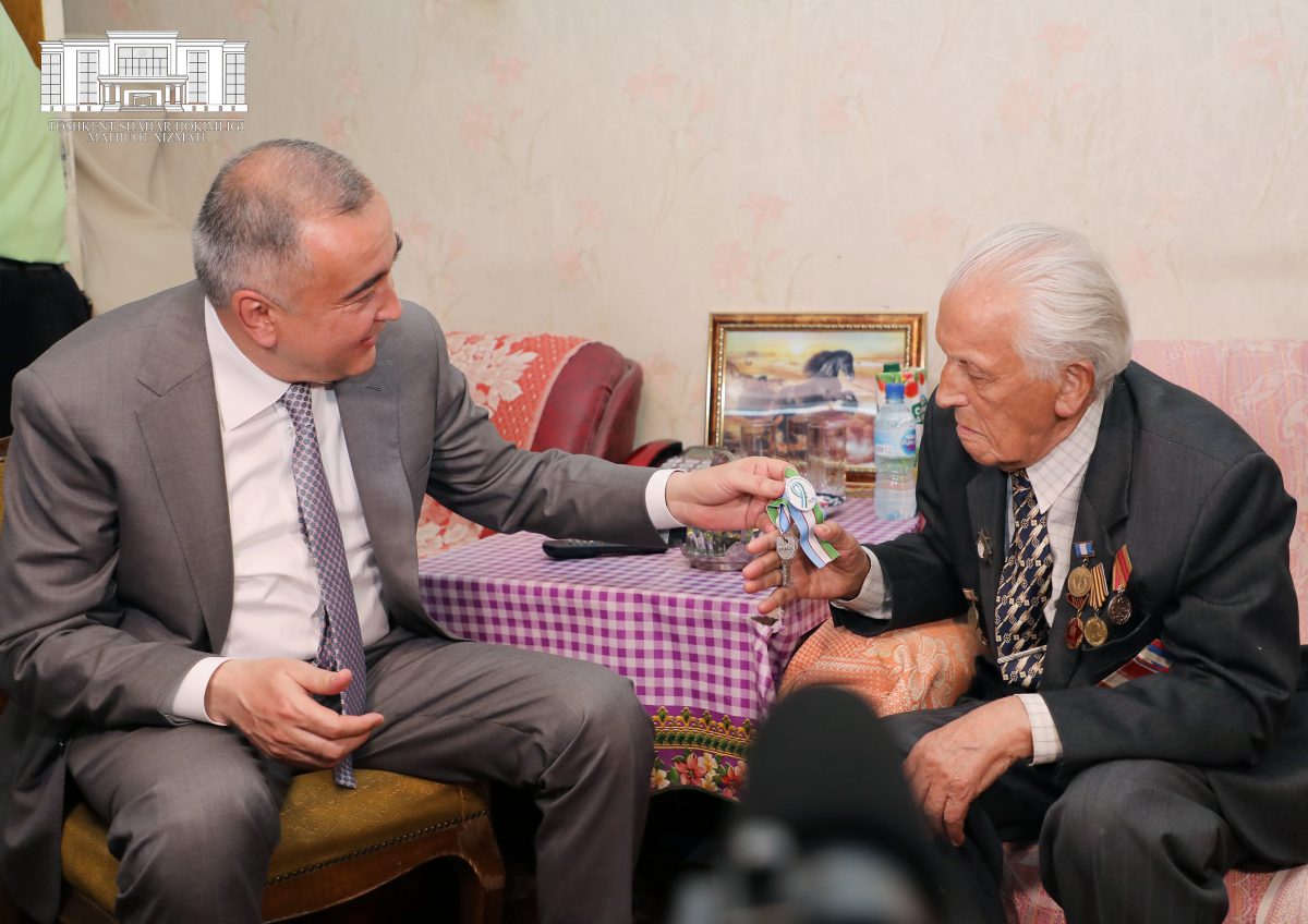 Хоким Ташкента вручил ключи от квартиры Хакиму Зарипову