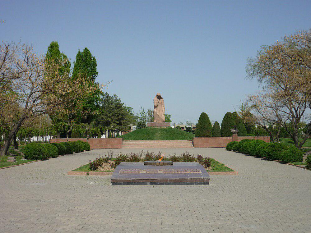 Хокимият объяснил причину замены мемориальных элементов «Братских могил»