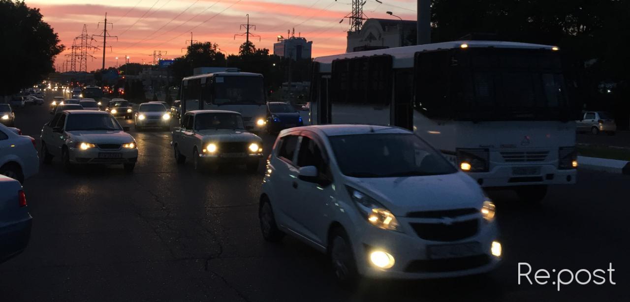 Узбекистанские депутаты предложили отменить закон о езде с включенными фарами днем и нашли этому объяснение