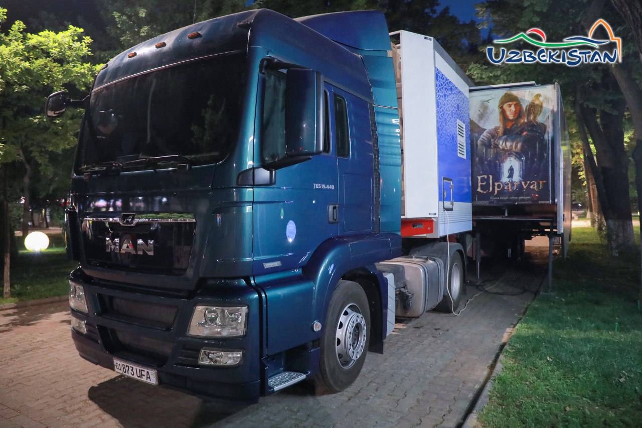 В Ташкент приехал первый киномобиль