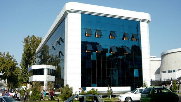 Студенты Финансового института пожаловались на проверку длины носков при входе в вуз