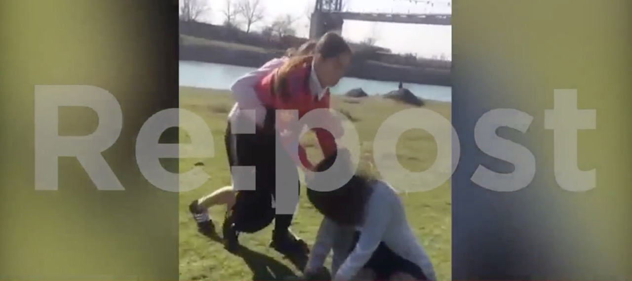 В Чирчике школьница избила одноклассницу за сообщение возлюбленному (видео)