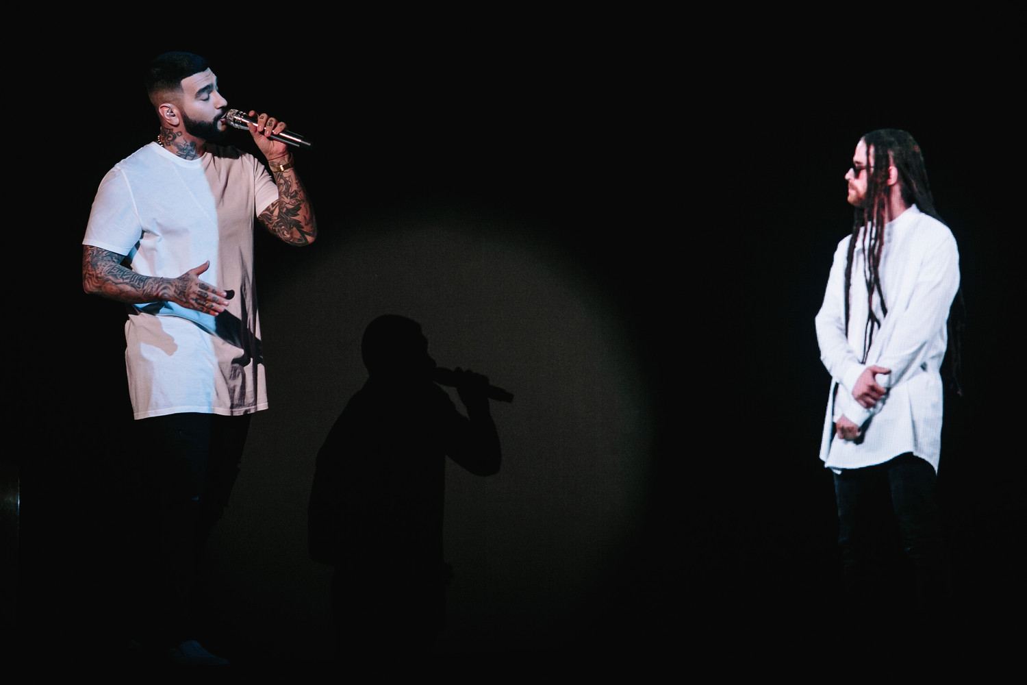 «Прости, что не пришел к тебе на похороны»: Тимати раскаялся перед Децлом, спев с его голограммой (видео)