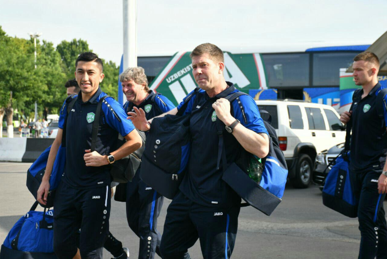 Сборная Узбекистана по футболу во главе с Эктором Купером отправилась в Турцию