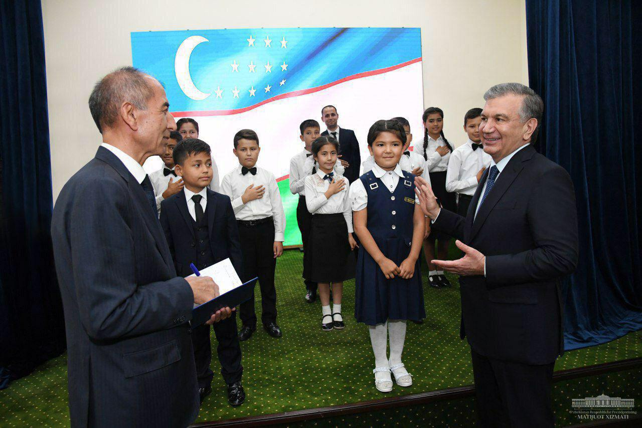 В Ташобласти школьница рассказала стих о реформах и получила автомобиль от президента