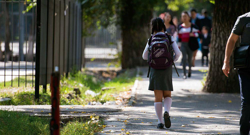 В Узбекистане школьниц обязали прикрыть коленки