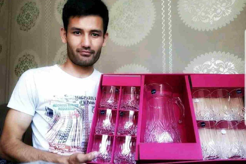 В «Узбеккино» подарили сервиз узбекскому студенту за Гран-при на Каннском фестивале