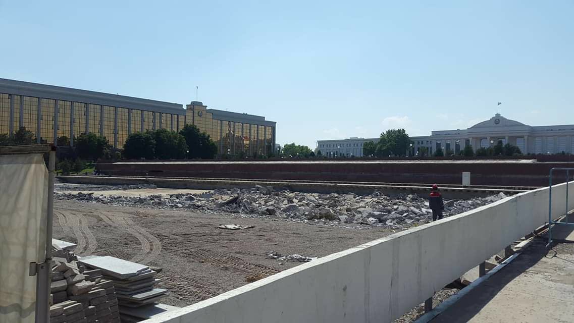 Фонтан на площади Мустакиллик отремонтируют