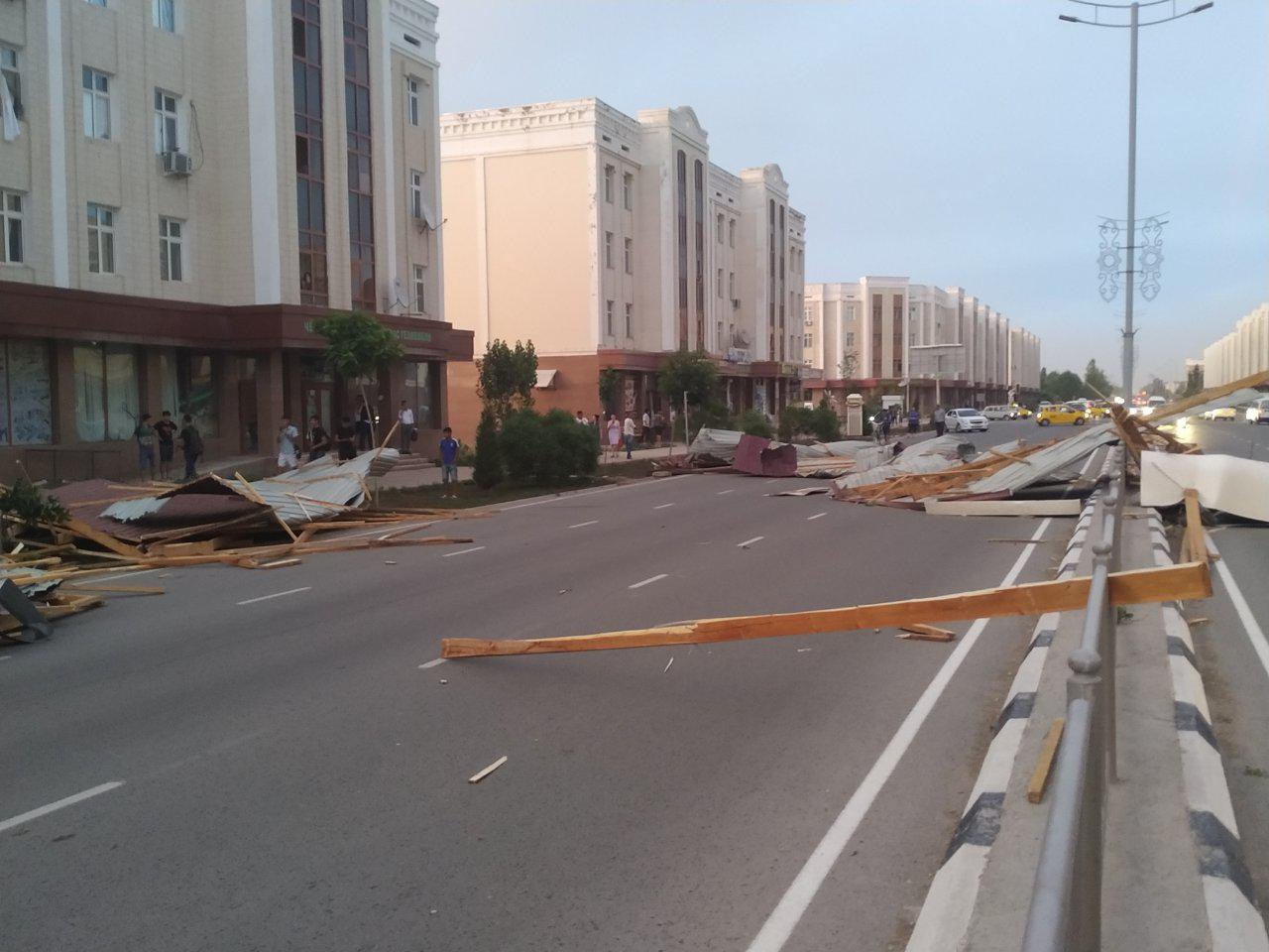 Слетевшим крышам в Каракалпакстане во время бури нашли объяснение