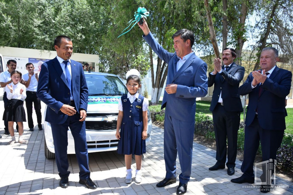 В Ташобласти школьнице вручили автомобиль от президента за стих о реформах (фото)