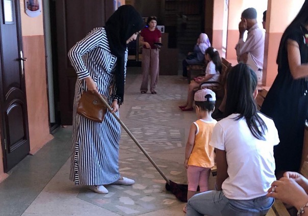 ГУВД прокомментировало инцидент, где женщину заставили вымыть пол в паспортном столе