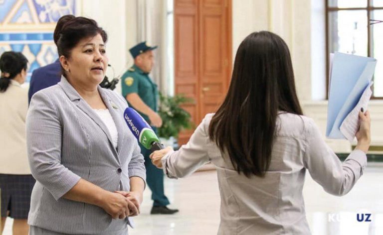 Читавшая с листочка во время интервью сенатор объяснилась