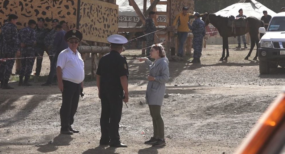 На Иссык-Куле мужчина убил двоих человек и взял женщину в заложницы