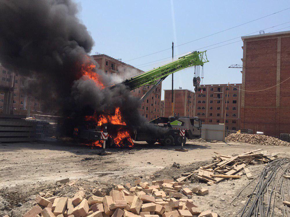 В Сергелийском районе погиб водитель автокрана от сильного удара током