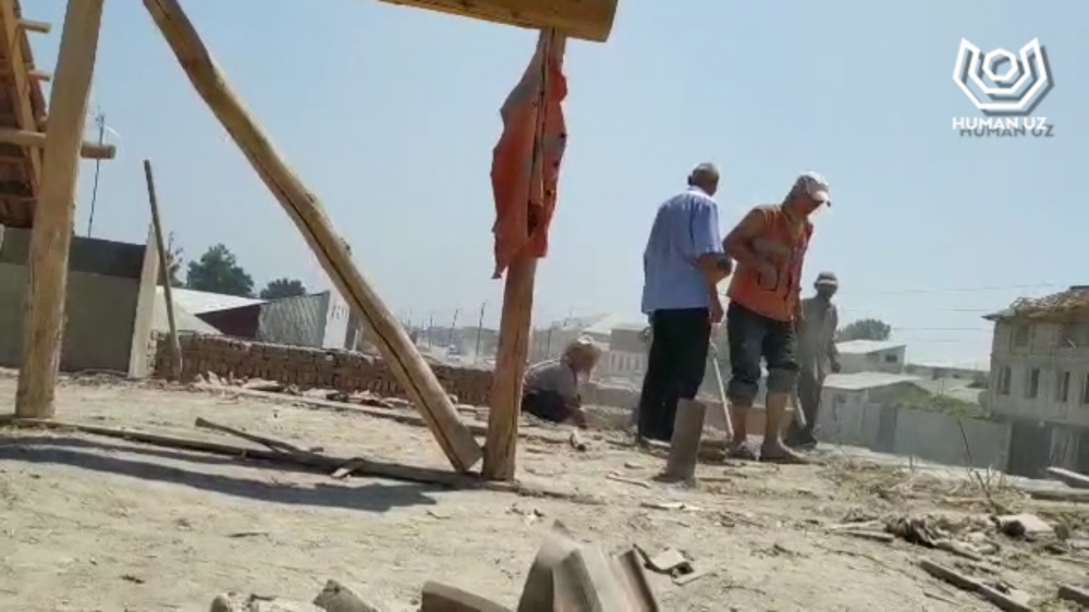 В Маргилане сотрудников колледжей заставили сносить дома во время невыносимой жары