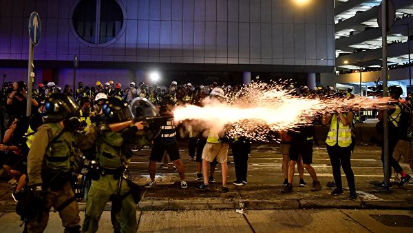В Гонконге применили резиновые пули и слезоточивый газ против протестующих