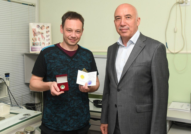 Cпасший от клинической смерти ребенка врач награжден нагрудным знаком