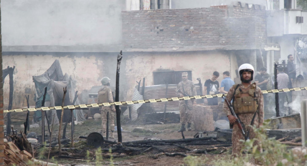 Момент крушения военного самолета в Пакистане попал на видео