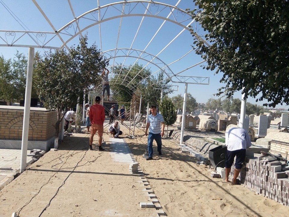 В Бухаре бюджетников целый месяц привлекают к благоустройству кладбища Хазрати Имом